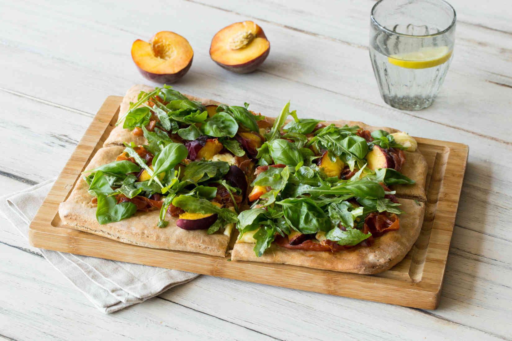 PeachandProsciuttoFlatbreadwithFreshMozzarellaandBalsamic